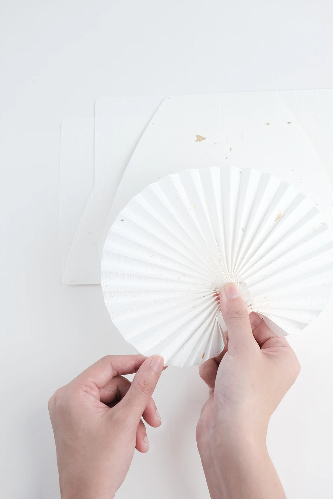 Paper Flowerを折る手元